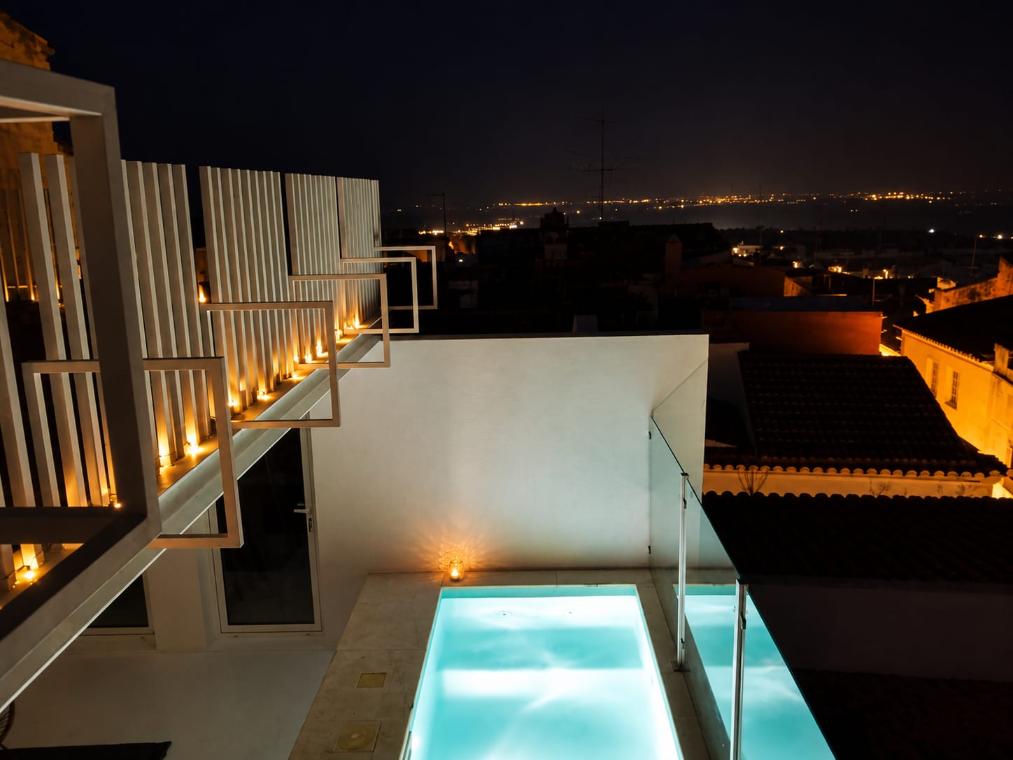 O terraço da Casa d'Olivença ao anoitecer