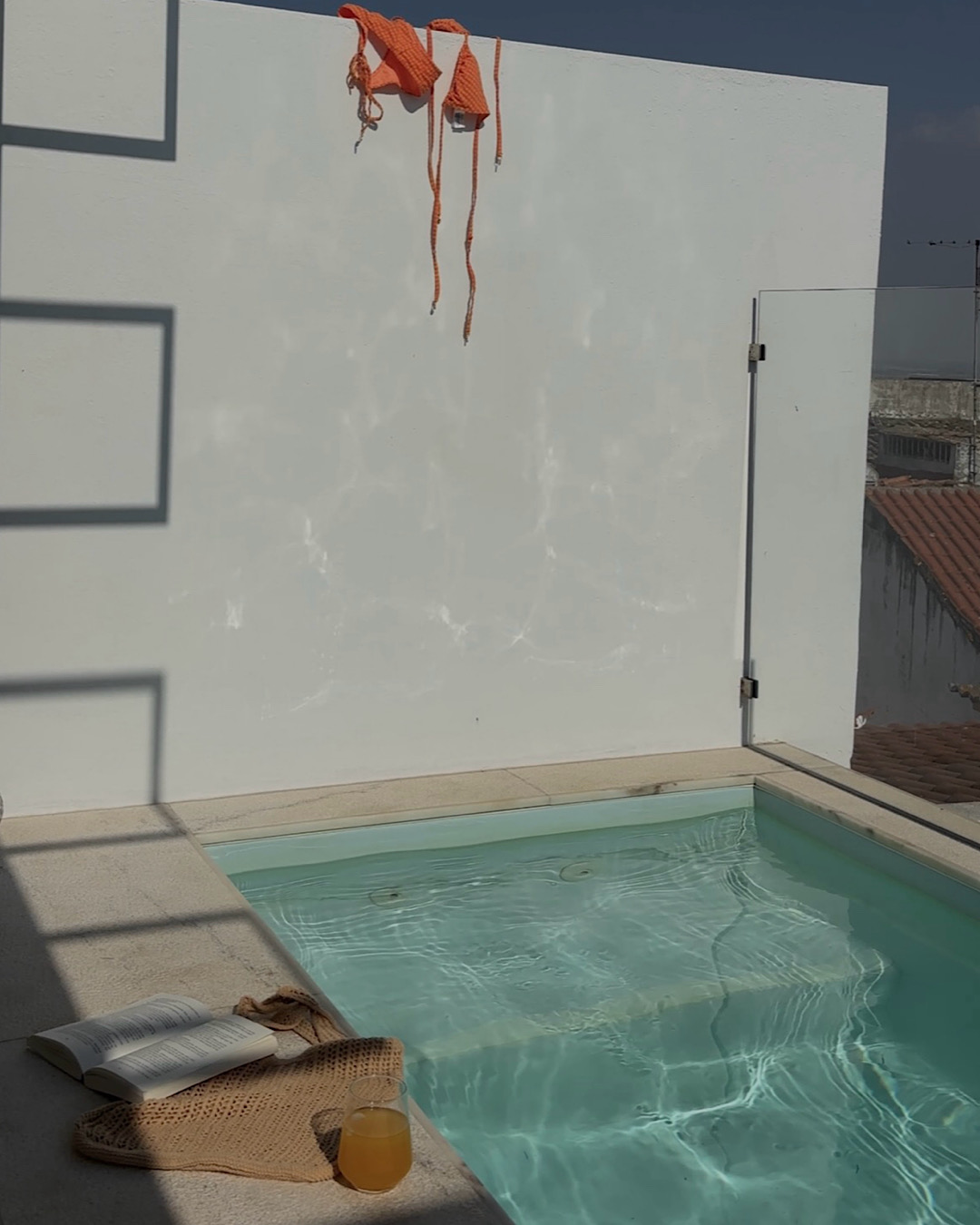 Biquíni a secar na parede do terraço